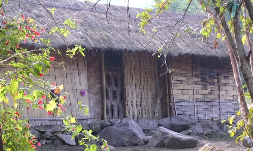 Casa de idosa é destruída por causa da fé em Cristo. (Foto: Reprodução/Portas Abertas)
