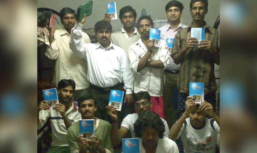 Muitos receberam as Escrituras. (Foto: Reprodução/Facebook/Bible Society)