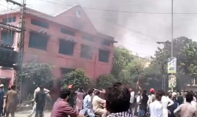 Uma multidão de muçulmanos atacou um bairro cristão em Jaranwala. (Foto: UCA News).
