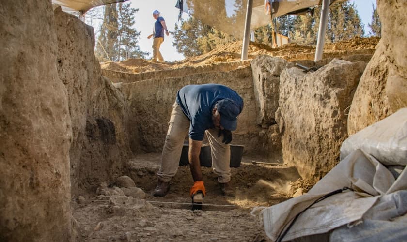 Descoberta do antigo portão em Tel Erani. (Foto: Yoli Schwartz/Autoridade de Antiguidades de Israel)