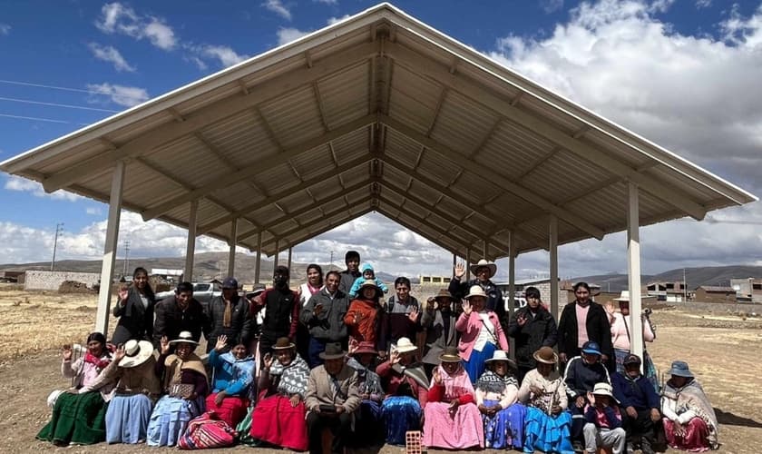 Membros da igreja central de Laraqueri, na cidade de Puno, Peru. (Foto: Reprodução/Maranatha Voluntários Internacional)