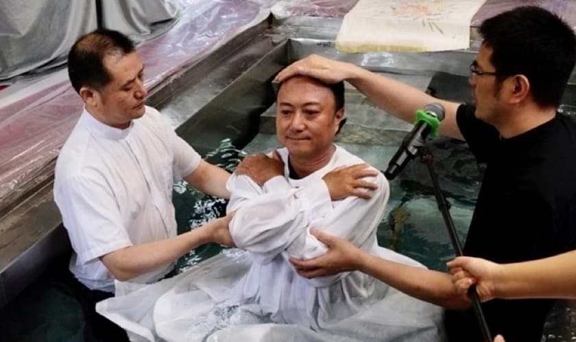 Batismo em igreja na China. (Foto: Reprodução/Igreja Hangzhou Sicheng)