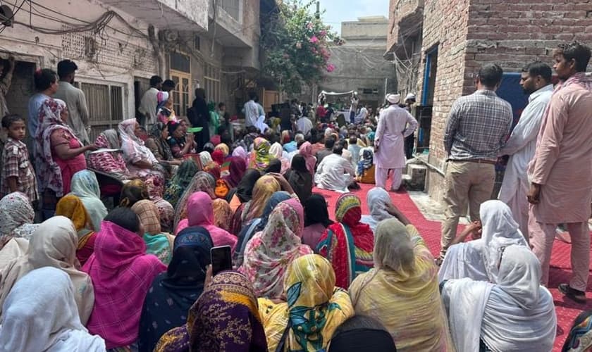 Cristãos em culto no Paquistão. (Foto: Twitter/Faraz Pervaiz).