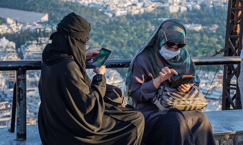 Muçulmanas acessando a internet. (Foto representativa: Reprodução/Wallpaper Flare)
