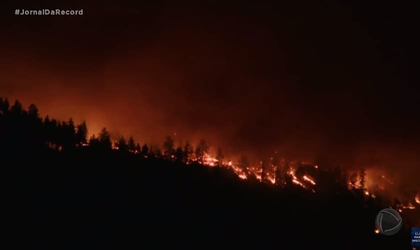 As chamas devastaram parte da ilha de Tenerife. (Foto: Reprodução/YouTube/Jornal da Record)