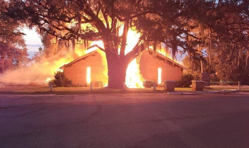 Prédio para jovens da Assembleia de Deus de Page Pond em chamas. (Foto: Facebook/Page Pond Assembly of God)