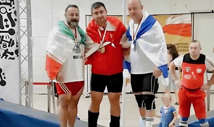 Atleta iraniano é banido após apertar a mão de israelense em campeonato -  Guiame