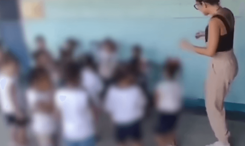 Diretora de creche dança funk com conotação sexual junto a crianças. (Captura de tela/YouTube/UOL)