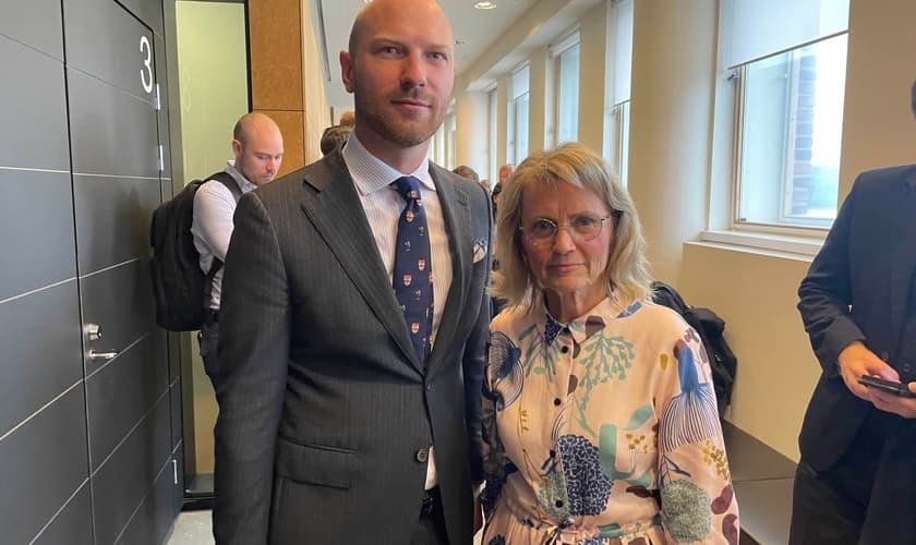 Päivi Räsänen e seu advogado Paul Coleman, da ADF International. (Foto: ADF Internacional).