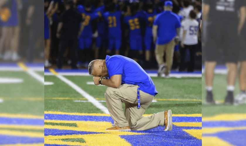 Joe Kennedy ora após último jogo como treinador do Bremerton. (Captura de tela/USA Today)