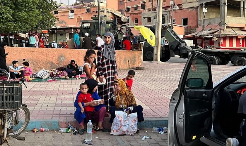 População do Marrocos após o terremoto. (Foto: Instagram/Send Relief)