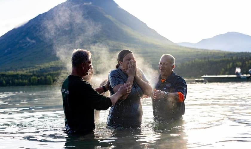 Casais se batizaram no Lago Clark. (Foto: Instagram/Franklin Graham).
