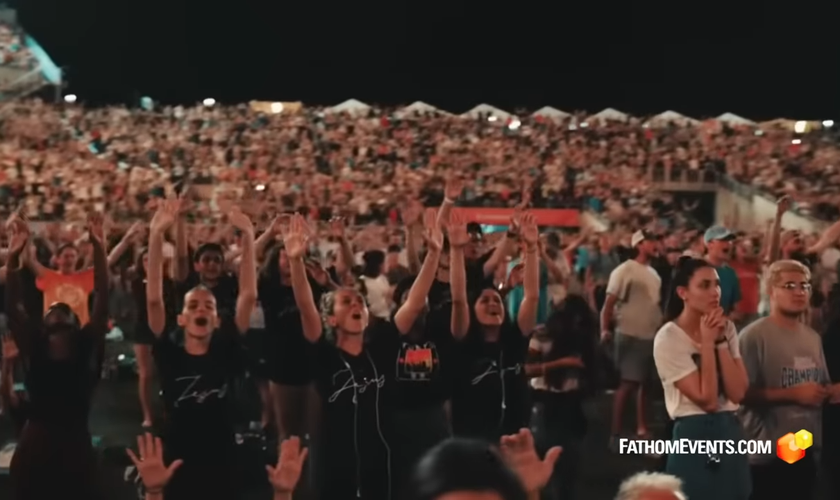 Milhares se entregam a Jesus e se batizam em estádio. (Captura de tela/YouTube/Mike Signorelli)