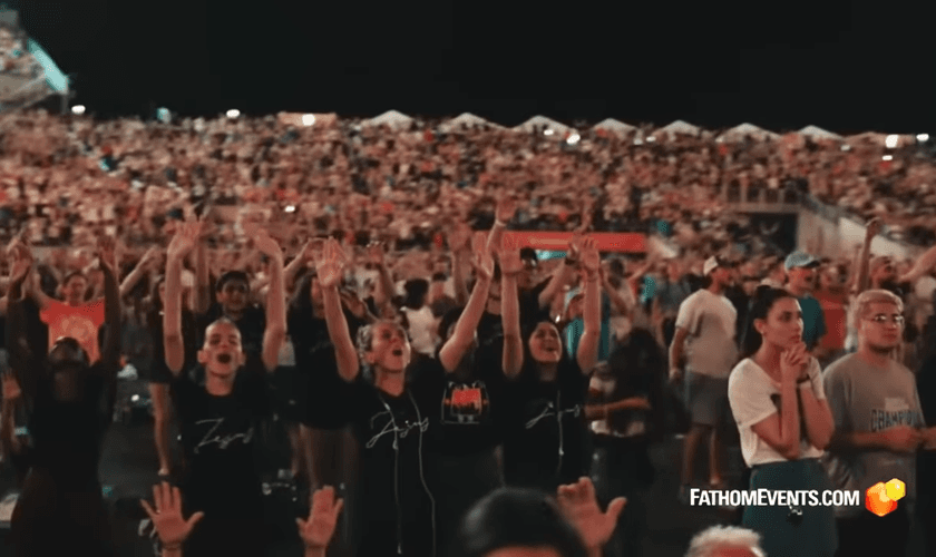 Milhares se entregam a Jesus e se batizam em estádio. (Captura de tela/YouTube/Mike Signorelli)