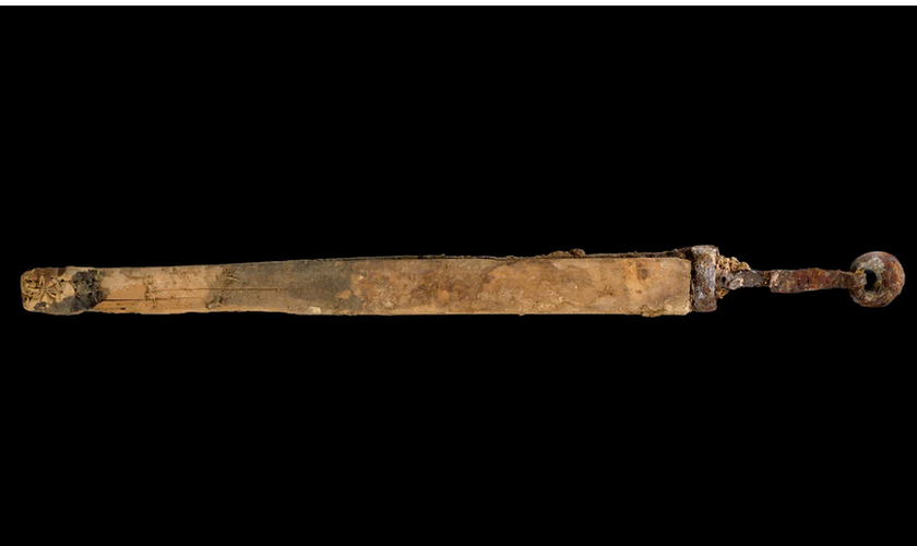 Uma das espadas encontradas recentemente em uma caverna perto do Mar Morto. (Foto:  Autoridade de Antiguidades de Israel/Dafna Gazit)