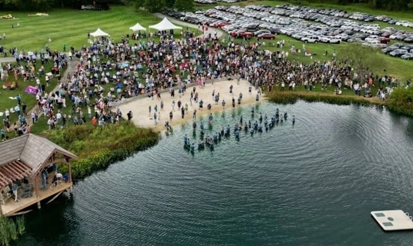 A Biltmore Church, em Fletcher, batizou 282 pessoas no último domingo (17). (Foto: Biltmore Church).