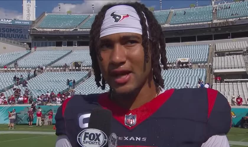 CJ Stroud faz declarações de fé na entrevista pós-jogo. (Captura de tela/YouTube/NFL)