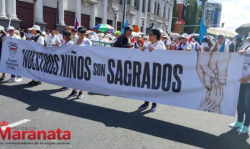 Cartaz com a frase “Nossos Filhos São Sagrados”. (Foto: Periodico Maranata/Róger Murillo-periodicomaranata.com /)