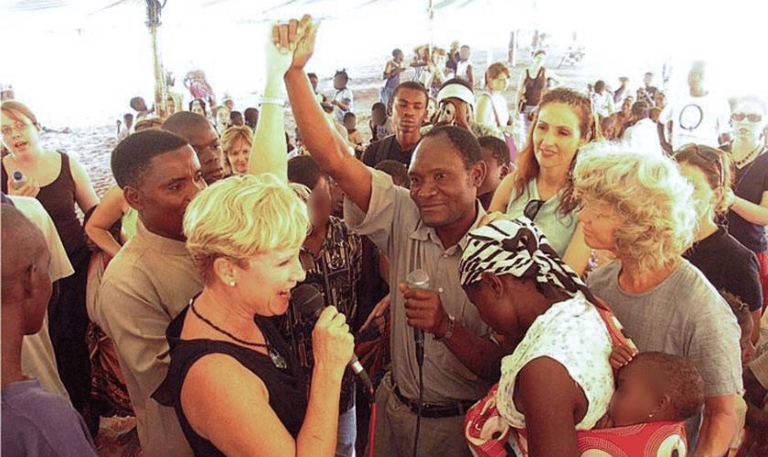 O homem que ressuscitou com sua esposa e Heidi Baker. (Foto: Facebook/Rolland Baker).