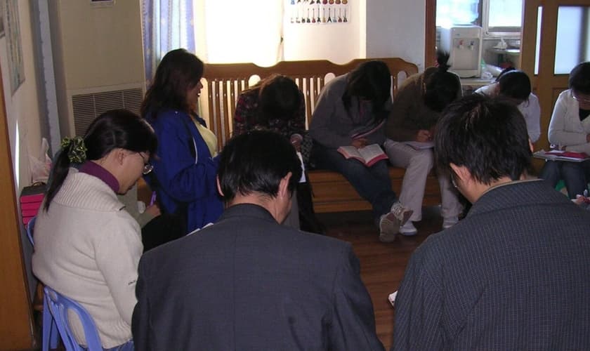 Cristãos reunidos em oração. (Foto: Open Doors)