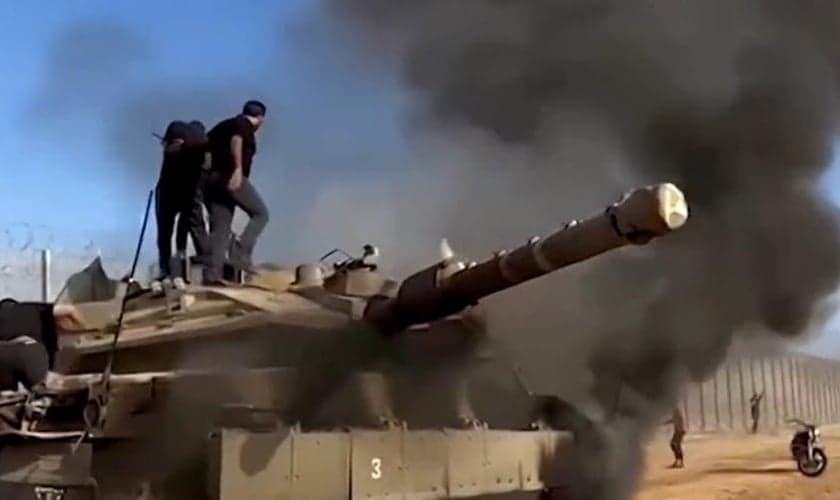 Momento em que os terroristas do Hamas tomam um tanque de Israel. (Captura de tela vídeo G1)