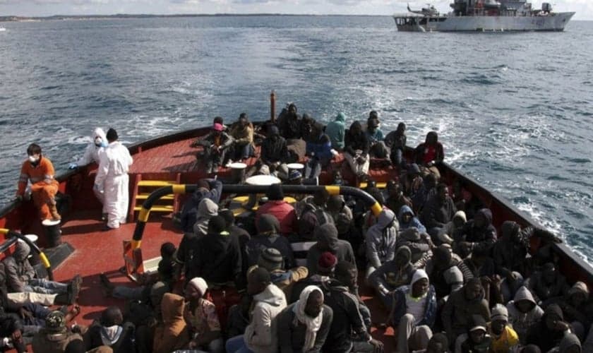 Refugiados atravessando o Mar Mediterrâneo. (Foto: Acnur/F. Malavolta)