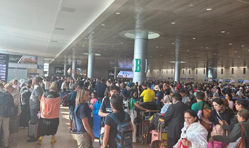 Brasileiros no Aeroporto Ben Gurion, em Tel Aviv, antes do embarque no primeiro voo de repatriação. (Foto: X/Itamaraty Brasil)