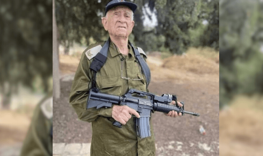 Ezra Yachin posa com seu uniforme militar. (Foto: Jewish Breaking News)