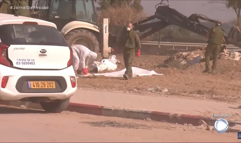 Os corpos das vítimas são recolhidos após o massacre do Hamas. (Captura de tela: YouTube Record News)