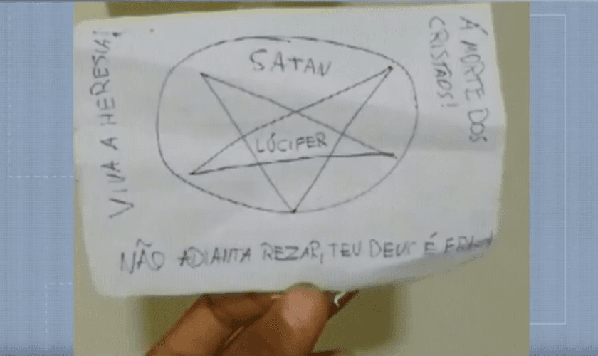 Os criminosos vilipendiaram o altar do templo com um ritual satânico. (Foto: Reprodução/G1).