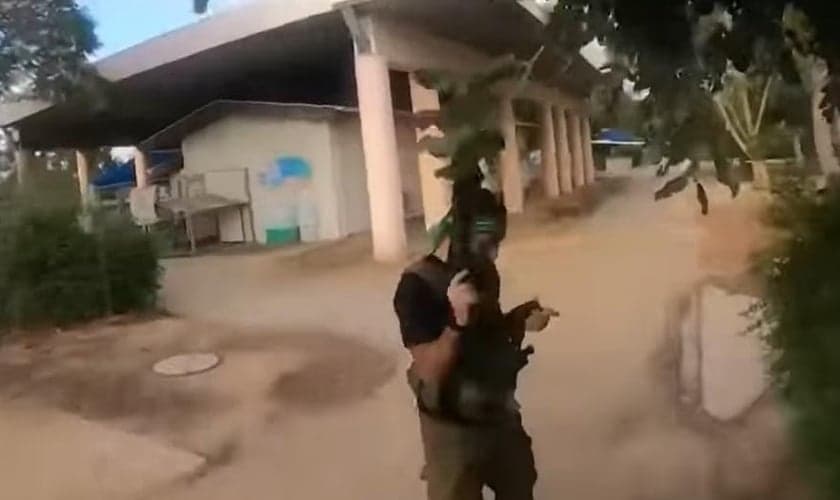 Terrorista prestes a atacar um kibutz. (Captura de tela/YouTube CNN Brasil)