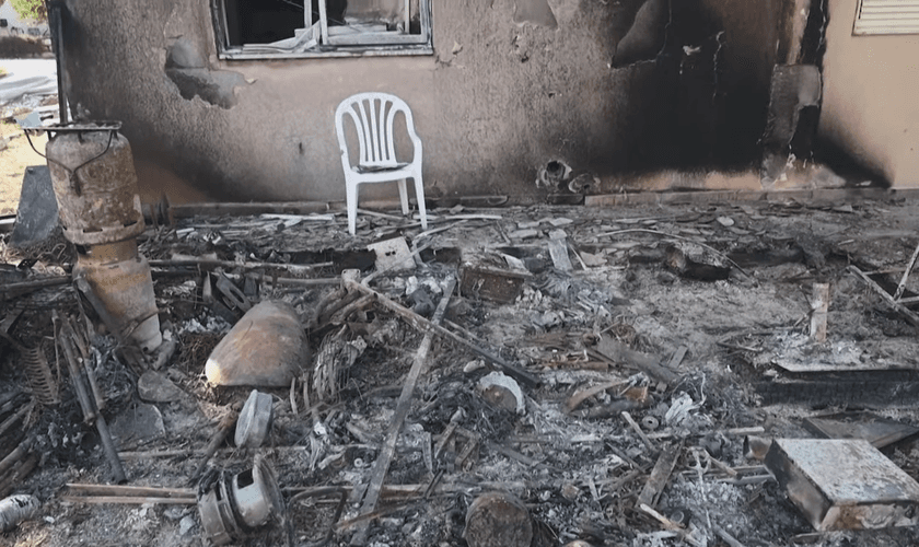 Imagem do Kibutz Kfar Aza de Israel também em ruínas após ataque mortal do Hamas. (Captura de tela/YouTube/AFP)