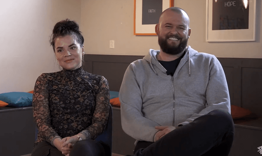 Enes e Christien. (Foto: Reprodução/YouTube/SjaloomHeerhugowaard)