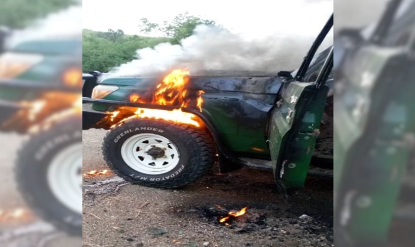 Carro do guia turístico cristão Eric Alyai incendiado após ele ser morto junto com dois turistas em Uganda. (Foto: Força Policial de Uganda X)