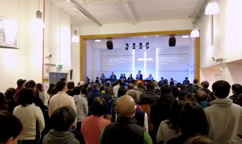 Culto de igreja chinesa em Manchester. (Captura de tela/Bible Society)