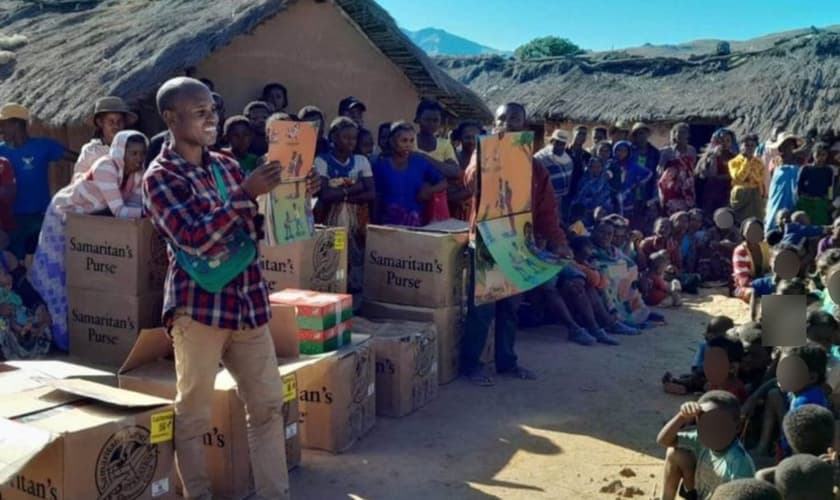 As crianças Bara em Madagascar ouvem com interesse o Evangelho pela primeira vez. (Foto: Reprodução/Samaritan's Purse)