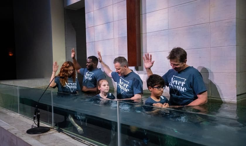 Batismos na Igreja Batista Champion Forest, no Texas. (Foto: Facebook/Champion Forest Champions Campus)