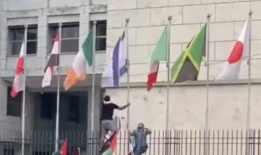 Momento em que um manifestante pró-Hamas arranca a bandeira de Israel. (Captura de tela: Vídeo Instagram Jewish Breaking News)