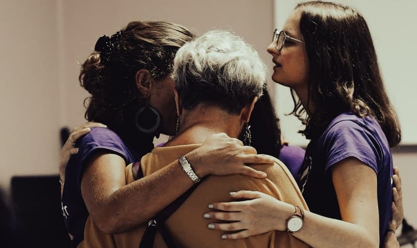 Mulheres orando juntas: (Foto: Ilustração/Unsplash/Jametlene Reskp)