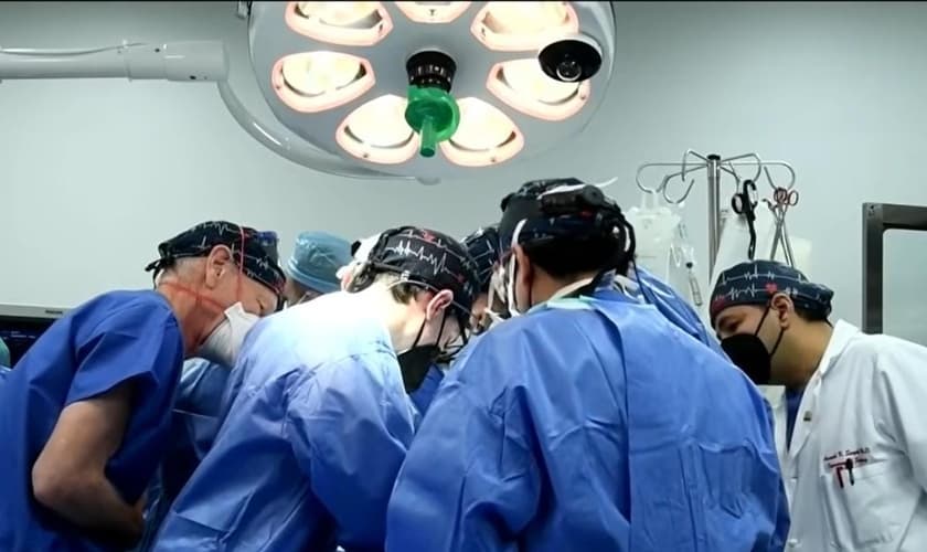 Médicos em cirurgia. (Imagem representativa/Captura de tela YouTube CNN)