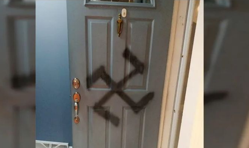 Suástica nazista pichada em porta. (Foto representativa: Jewish Breaking News)