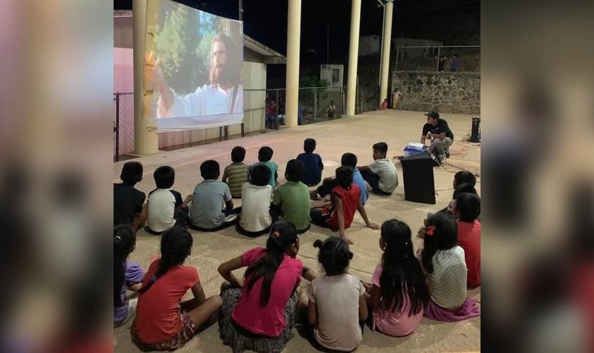 Crianças assistindo o filme. (Foto: Reprodução/Facebook/Jesus Film Project)