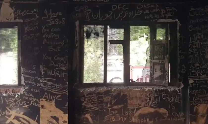 Mensagens cristãs estão escritas na parede coberta de cinzas da Igreja do Exército de Salvação em Jaranwala. (Foto: UCA/Kamran Chaudhry)