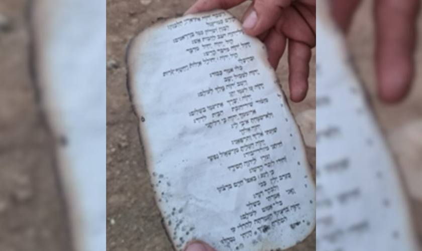 Salmo 29 encontrado ileso após incêndio pelo Hamas em kibutz. (Foto: Instagram/Christians United For Israel)