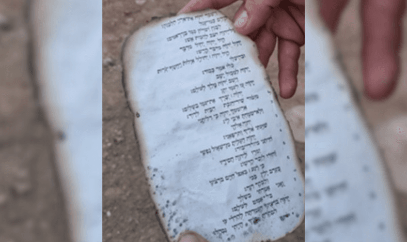 Salmo 29 encontrado ileso após incêndio pelo Hamas em kibutz. (Foto: Instagram/Christians United For Israel)