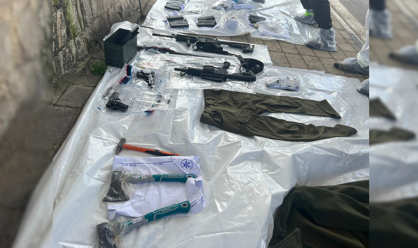 Armas encontradas em veículo de terroristas que realizaram um ataque a tiros no posto de controle da Rota 60, em 16 de novembro de 2023. (Foto: Unidade do Porta-Voz da Polícia)