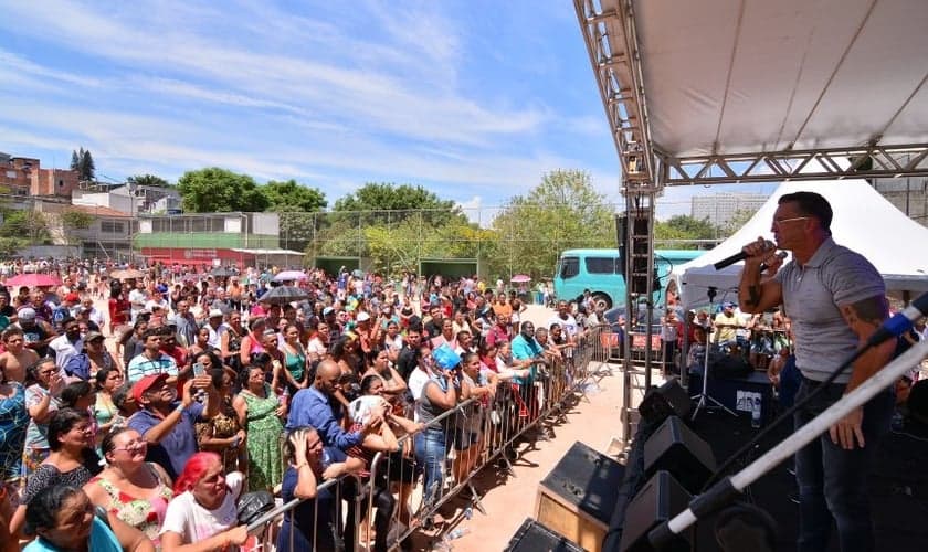 O Ministério Johan Toet promoveu cultos ao ar livre em Cotia. (Foto: Johan Toet Ministries/Revive).
