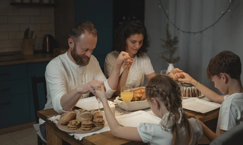 Família orando. (Foto: Pexels/Tima Miroshnichenko)