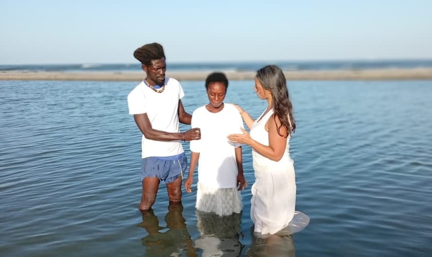 Os missionários Bert e Bianca Vlasman arriscaram suas vidas para pregar no país africano. (Foto: Facebook/Hart van God).