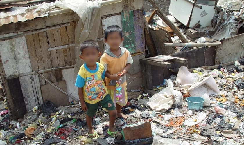 Crianças em situação vulnerável. (Foto: Wikimedia Commons)